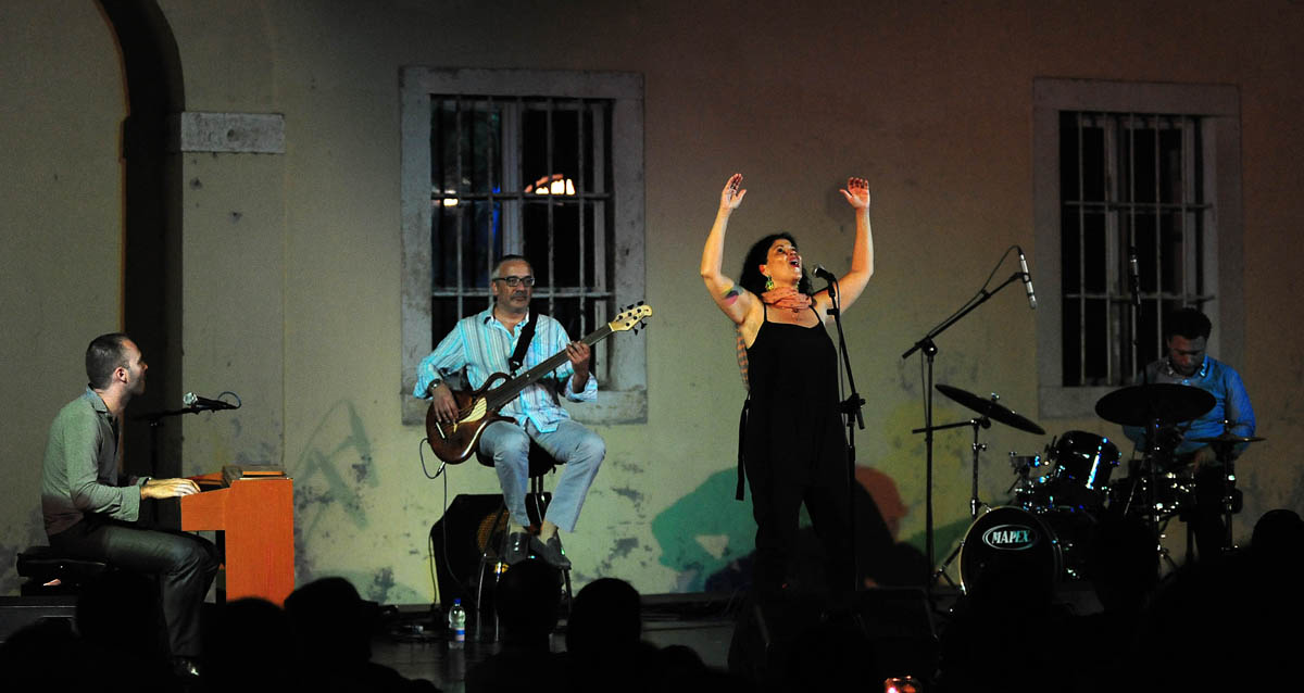 Zadar, 26.07.2013. snimio: Nenad Marčev
bossa nova
CATIA WERNECK QUARTET (BRA-FR)
CATIA WERNECK – vocal
VINCENT BIDAL – piano
LUKMIL PEREZ HERRERA – drums
RENATO ŠVORINIĆ – bass giuitar
Dvorište Providurove palače Zadar, 26.07.2013. snimio: Nenad Marčev
bossa nova
CATIA WERNECK QUARTET (BRA-FR)
CATIA WERNECK – vocal
VINCENT BIDAL – piano
LUKMIL PEREZ HERRERA – drums
RENATO ŠVORINIĆ – bass giuitar
Dvorište Providurove palače