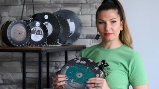 Miljana Jovičić proizvodi torbice od starih gramofonskih ploča