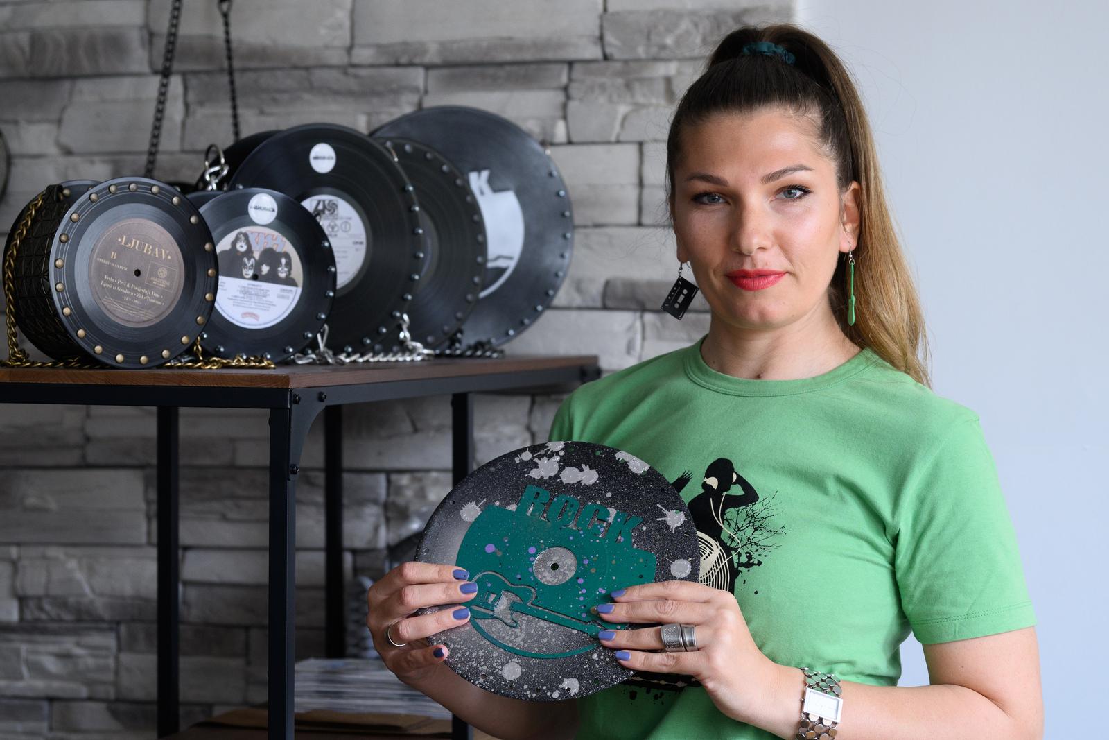 Miljana Jovičić proizvodi torbice od starih gramofonskih ploča