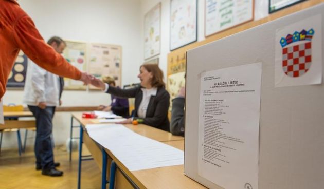 Dubrovnik – Gradjani Dubrovnika izasli su na predsjednicke izbore. Photo: Grgo Jelavic/PIXSELL Autor  Grgo Jelavic/PIXSELL Ključne riječi  biraliste, glasaci, glasanje, glasovanje, predsjednicki izbori 2015