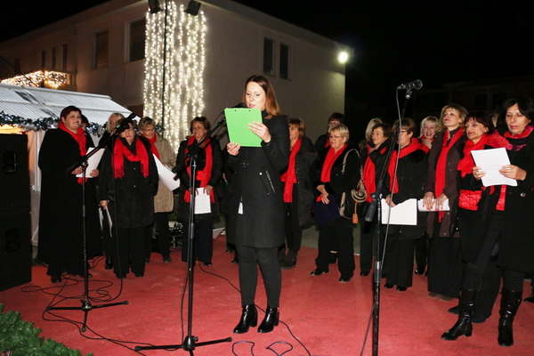 Paljenjem prve adventske svijeće i prigodnim zabavnim programom započela manifestacija Advent na otoku Viru
