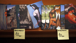 Zadar, 010709.
Stephan Lupino otvorio je veceras izlozbu fotografija u Kapetanovoj kuli na trgu Pet bunara. 
Na fotografiji: Lupinove razglednice na izlozbi prodavale su se za 10 kuna.
Foto: Jure Miskovic / CROPIX