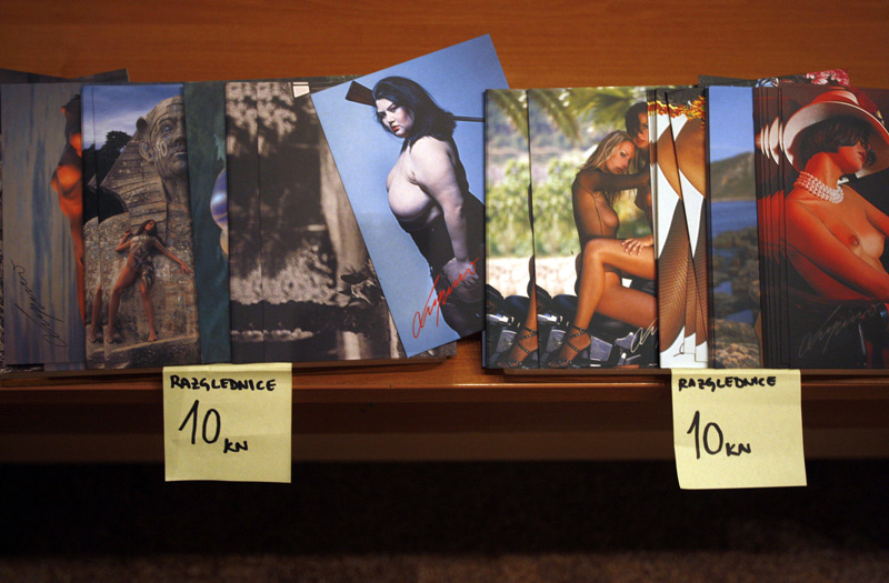 Zadar, 010709.
Stephan Lupino otvorio je veceras izlozbu fotografija u Kapetanovoj kuli na trgu Pet bunara. 
Na fotografiji: Lupinove razglednice na izlozbi prodavale su se za 10 kuna.
Foto: Jure Miskovic / CROPIX