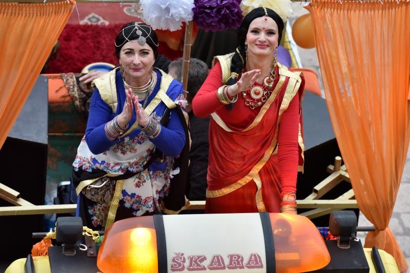 Karnevalska povorka okupila se na parkiralistu kod ‘Ljepotice’ a potom je krenula prema sredisnjem gradskom Trgu. Photo: Dino Stanin/PIXSELL