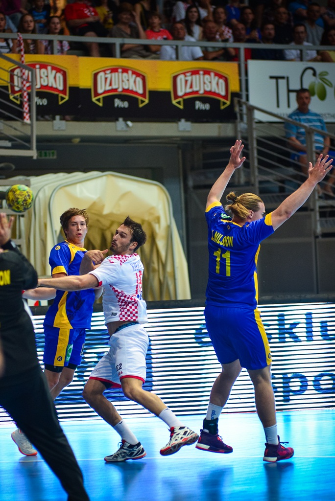 U doista sjajnoj atmosferi koju je stvorilo oko 5000 navijača iz cijele Hrvatske, naši su rukometni reprezentativci remizirali sa Švedskom i to s rezultatom 25-25. Bila je to ‘kaubojima’ pretposljednja pripremna utakmica uoči Olimpijskih igara