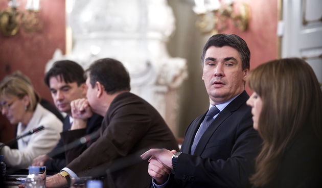 Zagreb, 291211.
Markov trg.
Banski dvori.
Prva sjednica nove Vlade Republike Hrvatske. Na otvorenom dijelu sjednice donijet ce se Uredba o nacelima za unutarnje ustrojstvo tijela drzavne uprave i Poslovnik Vlade RH. Na zatvorenom dijelu sjednice Vlada ce