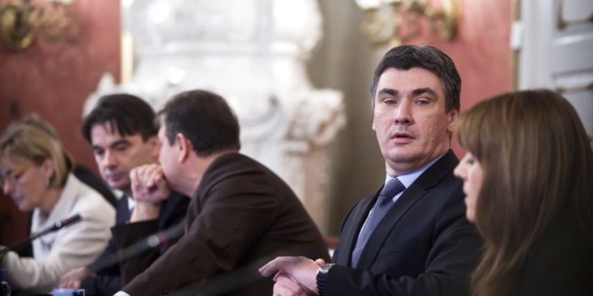 Zagreb, 291211.
Markov trg.
Banski dvori.
Prva sjednica nove Vlade Republike Hrvatske. Na otvorenom dijelu sjednice donijet ce se Uredba o nacelima za unutarnje ustrojstvo tijela drzavne uprave i Poslovnik Vlade RH. Na zatvorenom dijelu sjednice Vlada ce