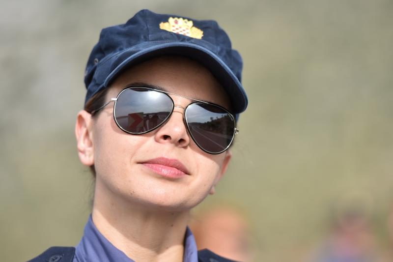 Policajka Petra Mitrović pružila je prvu pomoć unesrećenom motociklistu i bila uz njega do dolaska GSS-a koji ga je izvukla iz provalije. Photo: Dino Stanin/PIXSELL Policajka Petra Mitrović pružila je prvu pomoć unesrećenom motociklistu i bila uz njega do dolaska GSS-a koji ga je izvukla iz provalije. Photo: Dino Stanin/PIXSELL