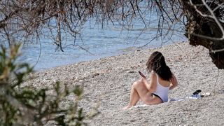 Prvi kupači na zadarskoj plaži Kolovare
