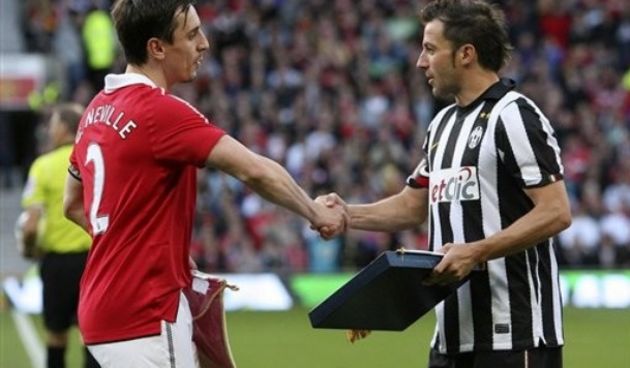 Manchester United’s Gary Neville, left, shakes hands with Juventus captain Alessandro Del Piero // AP Photo