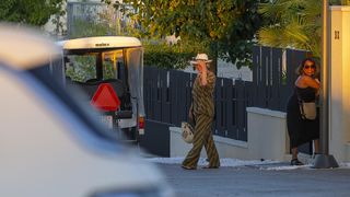 Kylie Minogue viđena kako u opuštenom izdanju izlazi iz luksuzne vile u Rovinju