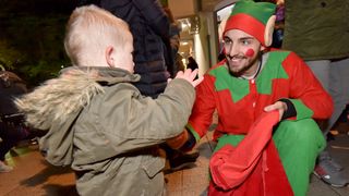 Sv. Nikola s Krampusom i Vilenjakom zabavljao djecu od Kampo Kaštela do Trga Petra Zoranića Sv. Nikola s Krampusom i Vilenjakom zabavljao djecu od Kampo Kaštela do Trga Petra Zoranića