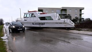 Nakon nevremena i obilne kiše na prometnici je nasukan brod