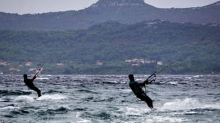 Kiteri i surferi uživali u jakom jugu
