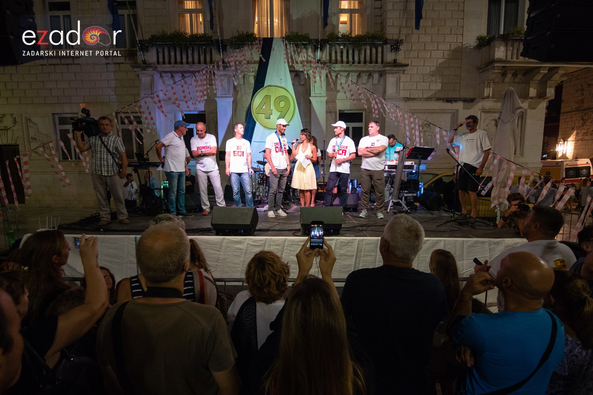 Svečani doček svjetskih prvaka Mihovila i Šime Fantele na Narodnom trgu Svečani doček svjetskih prvaka Mihovila i Šime Fantele na Narodnom trgu