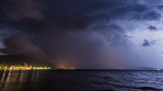 Kastela, 130912.
Prodorom hladnog zraka te formiranjem ciklone koju je Crometeo Tim nazvao “Dujomir” u ranim jutarnjim satima Splitsku okolicu je zahvatilo jako grmljavinsko nevrijeme, dok je u Rijeci palo preko 220 litara kise po cetvornom metru u samo Kastela, 130912.
Prodorom hladnog zraka te formiranjem ciklone koju je Crometeo Tim nazvao “Dujomir” u ranim jutarnjim satima Splitsku okolicu je zahvatilo jako grmljavinsko nevrijeme, dok je u Rijeci palo preko 220 litara kise po cetvornom metru u samo