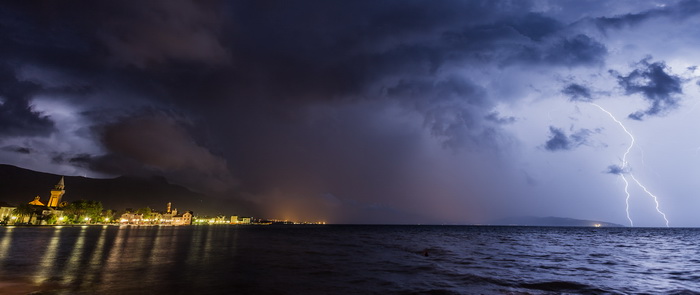 Kastela, 130912.
Prodorom hladnog zraka te formiranjem ciklone koju je Crometeo Tim nazvao “Dujomir” u ranim jutarnjim satima Splitsku okolicu je zahvatilo jako grmljavinsko nevrijeme, dok je u Rijeci palo preko 220 litara kise po cetvornom metru u samo Kastela, 130912.
Prodorom hladnog zraka te formiranjem ciklone koju je Crometeo Tim nazvao “Dujomir” u ranim jutarnjim satima Splitsku okolicu je zahvatilo jako grmljavinsko nevrijeme, dok je u Rijeci palo preko 220 litara kise po cetvornom metru u samo