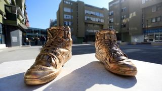 Brončane tenisice Dražena Petrovića postavljene na istoimeni šibenski trg, Foto: Duško Jaramaz/PIXSELL