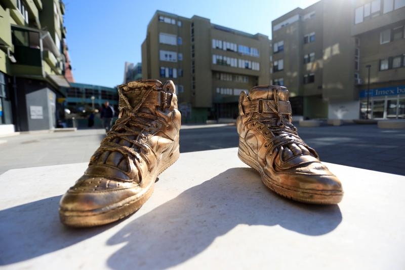 Brončane tenisice Dražena Petrovića postavljene na istoimeni šibenski trg, Foto: Duško Jaramaz/PIXSELL