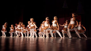 Plesna čestitka Zadarskog plesnog ansambla, Foto: Leo Banić Plesna čestitka Zadarskog plesnog ansambla, Foto: Leo Banić