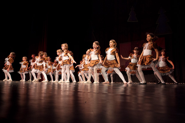 Plesna čestitka Zadarskog plesnog ansambla, Foto: Leo Banić Plesna čestitka Zadarskog plesnog ansambla, Foto: Leo Banić