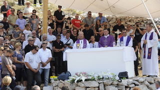 Kornat, 300811.
Obiljezavanje 4. obljetnice kornatske tragedije, u kojoj je, gaseci pozar na Kornatu 30. kolovoza 2007. godine, smrtno stradalo 12 vatrogasaca. Obitelji poginulih vatrogasaca, njihovi prijatelji te visoko izaslanstvo na otoku Kornat, u uv Kornat, 300811.
Obiljezavanje 4. obljetnice kornatske tragedije, u kojoj je, gaseci pozar na Kornatu 30. kolovoza 2007. godine, smrtno stradalo 12 vatrogasaca. Obitelji poginulih vatrogasaca, njihovi prijatelji te visoko izaslanstvo na otoku Kornat, u uv