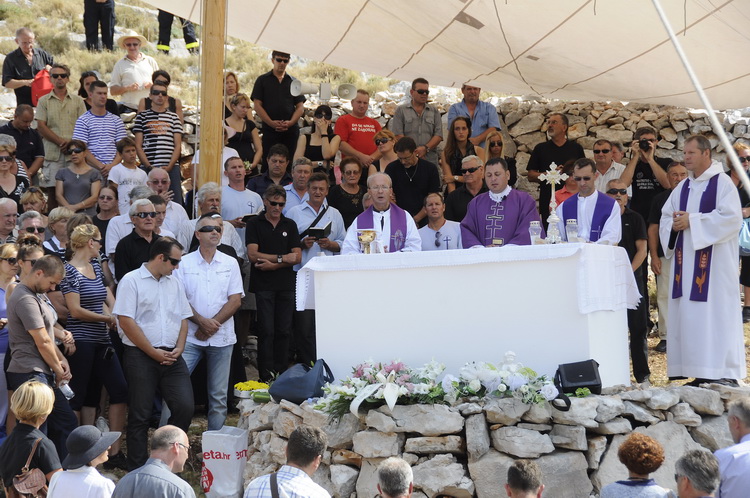 Kornat, 300811.
Obiljezavanje 4. obljetnice kornatske tragedije, u kojoj je, gaseci pozar na Kornatu 30. kolovoza 2007. godine, smrtno stradalo 12 vatrogasaca. Obitelji poginulih vatrogasaca, njihovi prijatelji te visoko izaslanstvo na otoku Kornat, u uv Kornat, 300811.
Obiljezavanje 4. obljetnice kornatske tragedije, u kojoj je, gaseci pozar na Kornatu 30. kolovoza 2007. godine, smrtno stradalo 12 vatrogasaca. Obitelji poginulih vatrogasaca, njihovi prijatelji te visoko izaslanstvo na otoku Kornat, u uv