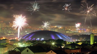 Zadar, 010111.
Mnogi su Zadrani Novu godinu docekali na gradskom trgovima uz nastupe lokalnih grupa.Kako varometa u sluzbenoj organizaciji nije bilo gradjani su se sami pobrinuli za novogodisnji ugodjaj.
Na slici: panorama Zadra u novogodisnjoj noci.
Foto