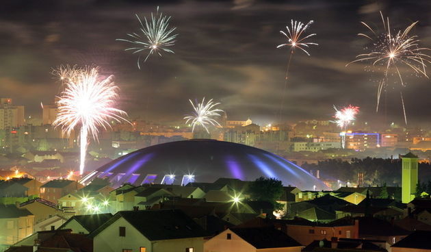 Zadar, 010111.
Mnogi su Zadrani Novu godinu docekali na gradskom trgovima uz nastupe lokalnih grupa.Kako varometa u sluzbenoj organizaciji nije bilo gradjani su se sami pobrinuli za novogodisnji ugodjaj.
Na slici: panorama Zadra u novogodisnjoj noci.
Foto