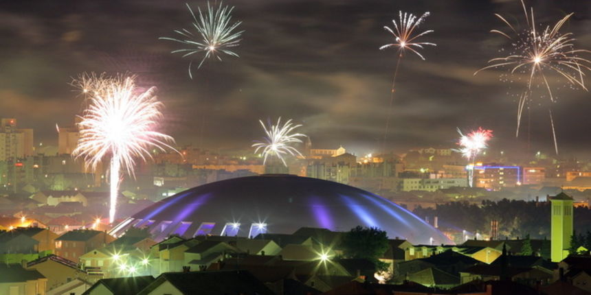 Zadar, 010111.
Mnogi su Zadrani Novu godinu docekali na gradskom trgovima uz nastupe lokalnih grupa.Kako varometa u sluzbenoj organizaciji nije bilo gradjani su se sami pobrinuli za novogodisnji ugodjaj.
Na slici: panorama Zadra u novogodisnjoj noci.
Foto Zadar, 010111.
Mnogi su Zadrani Novu godinu docekali na gradskom trgovima uz nastupe lokalnih grupa.Kako varometa u sluzbenoj organizaciji nije bilo gradjani su se sami pobrinuli za novogodisnji ugodjaj.
Na slici: panorama Zadra u novogodisnjoj noci.
Foto