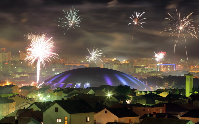 Zadar, 010111.
Mnogi su Zadrani Novu godinu docekali na gradskom trgovima uz nastupe lokalnih grupa.Kako varometa u sluzbenoj organizaciji nije bilo gradjani su se sami pobrinuli za novogodisnji ugodjaj.
Na slici: panorama Zadra u novogodisnjoj noci.
Foto