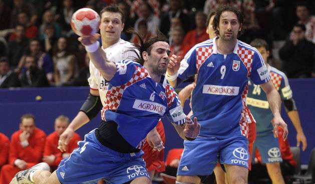 Bec, 280110.?EURO 2010 u rukometu.  Utakmica 3. kola polufinalne grupe 1: Hrvatska – Danska. Na slici: Ivano Balic, Igor Vori. Foto: Nenad Dugi / CROPIX
