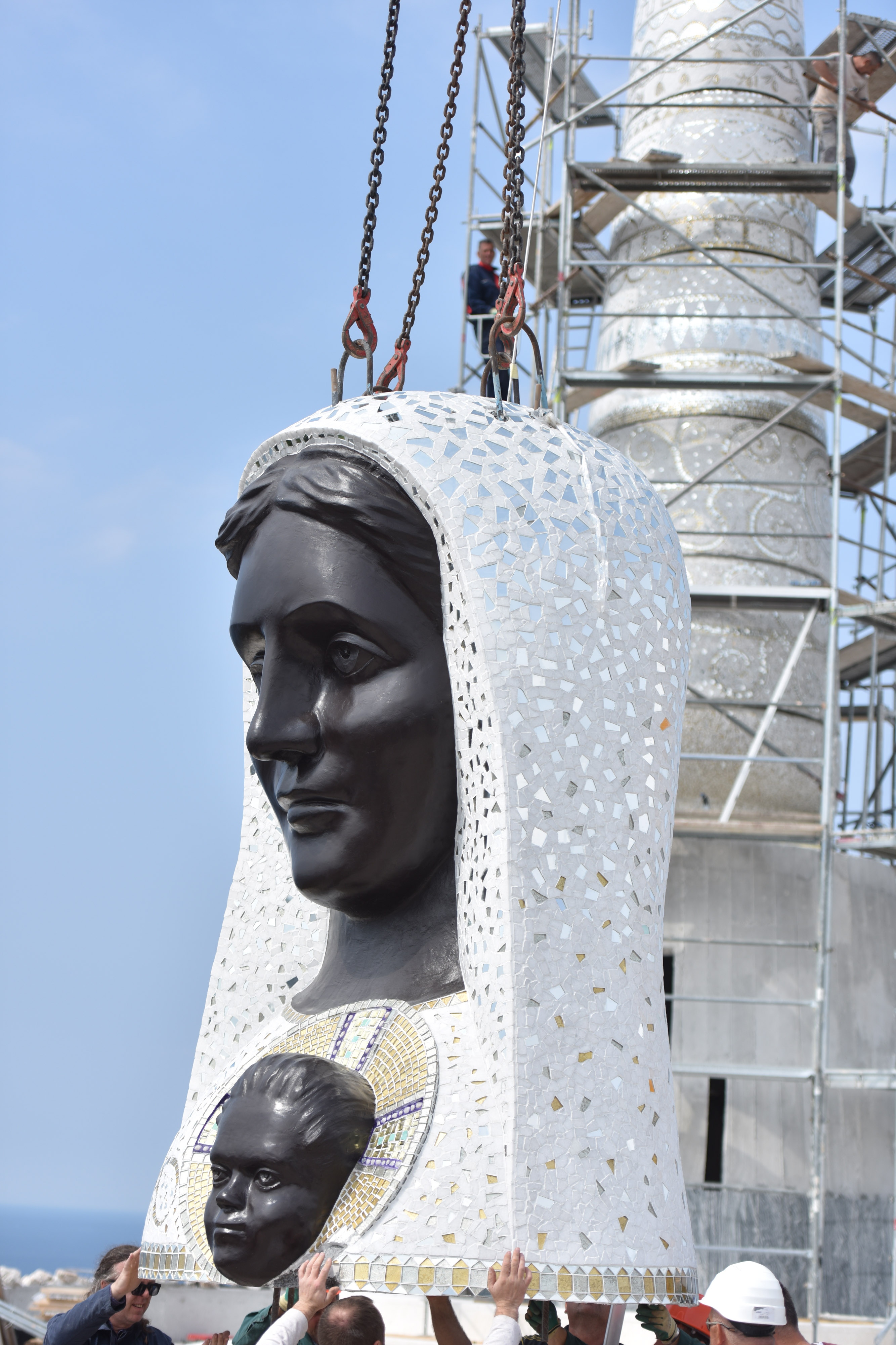 Dizalicom postavljena glava na postolje spomenika Gospi od Loreta Dizalicom postavljena glava na postolje spomenika Gospi od Loreta