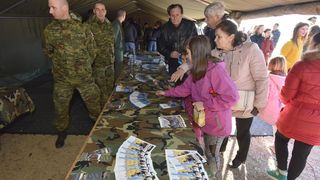 Otvorena izložba vojne opreme, oružja i vozila na zadarskoj rivi
