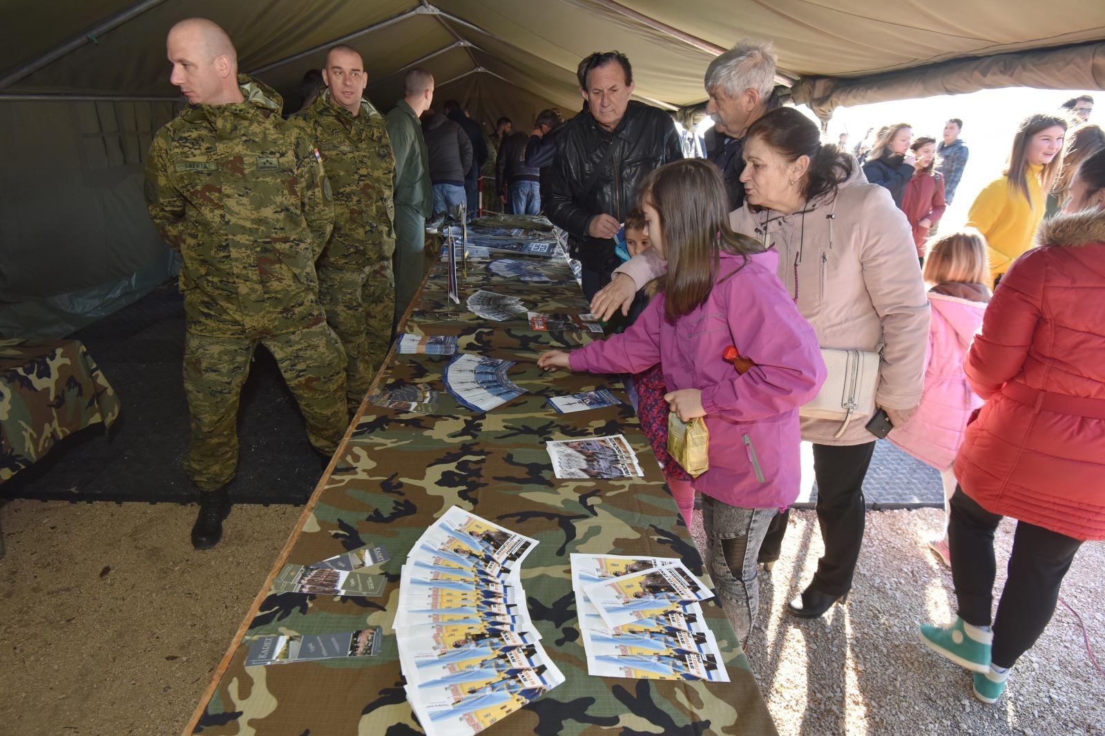 Otvorena izložba vojne opreme, oružja i vozila na zadarskoj rivi