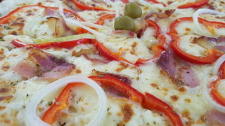 Vrhunska ponuda pizza i hamburgera u Famous Beach Bar & Grillu. Predstavljamo pizze Bianca i Rukola & Mozarella te Famous i Western hamburgeri