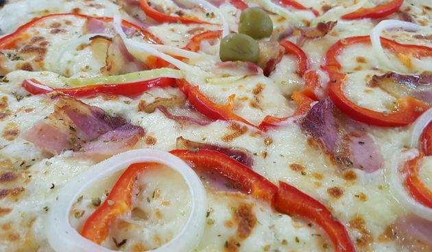 Vrhunska ponuda pizza i hamburgera u Famous Beach Bar & Grillu. Predstavljamo pizze Bianca i Rukola & Mozarella te Famous i Western hamburgeri