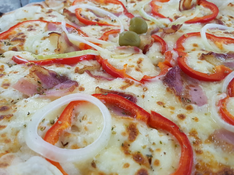 Vrhunska ponuda pizza i hamburgera u Famous Beach Bar & Grillu. Predstavljamo pizze Bianca i Rukola & Mozarella te Famous i Western hamburgeri