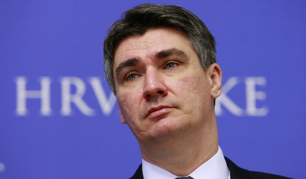 Zagreb, 260313.
Vlada.
Europski povjerenik za prosirenje Stefan Fuele i premijer Zoran Milanovic odrzali press konferenciju vezanu za izvjesce Europske komisije o monitoringu priprema Hrvatske za pristupanje EU.
Na fotografiji: Zoran Milanovic.
Foto: Davo