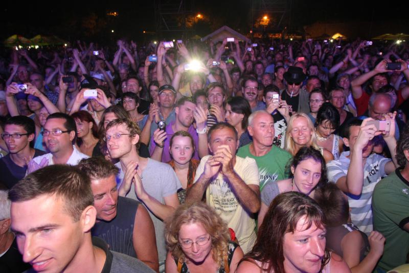 29.07.2013., Zadar – Svjetski poznati gitarist Carlos Santana nastupio je ispred zadarskih Jazina pred nekoliko desetaka tisuca posjetitelja. Photo: Dino Stanin/PIXSELL 29.07.2013., Zadar – Svjetski poznati gitarist Carlos Santana nastupio je ispred zadarskih Jazina pred nekoliko desetaka tisuca posjetitelja. Photo: Dino Stanin/PIXSELL