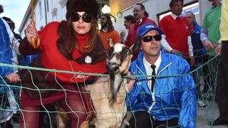 Poznata zadarska skupina Bleke i Konji na karnevalskoj povorci pojavila se sa stadom ovaca koje su doveli na sredisnji gradski trg. Clanovi skupine bili su obuceni u majice hrvatskih politickih stranaka koje su medjusobno izmjenjivali uz domoljubne pjesme