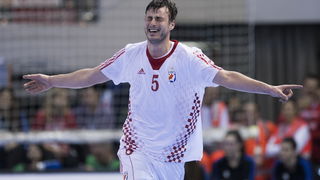 Zaragoza, Spanjolska, 230113.
Gradska dvorana Principe Felipe.
Svjetsko prvenstvo u rukometu za muskarce Spanjolska 2013.
Utakmica cetvrtfinala izmedju reprezentacija Hrvatske i Francuske.
Na fotografiji: slavlje hrvatskih igraca nakon pobjede – Domagoj D Zaragoza, Spanjolska, 230113.
Gradska dvorana Principe Felipe.
Svjetsko prvenstvo u rukometu za muskarce Spanjolska 2013.
Utakmica cetvrtfinala izmedju reprezentacija Hrvatske i Francuske.
Na fotografiji: slavlje hrvatskih igraca nakon pobjede – Domagoj D