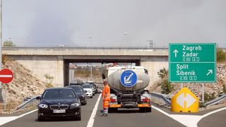 Zbog požara zatvorena autocesta A1 kod Pirovca: Neki vozači se okretali i vozili u suprotnom smjeru Zbog požara zatvorena autocesta A1 kod Pirovca: Neki vozači se okretali i vozili u suprotnom smjeru