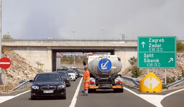 Zbog požara zatvorena autocesta A1 kod Pirovca: Neki vozači se okretali i vozili u suprotnom smjeru