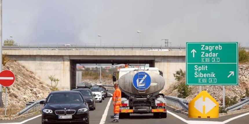 Zbog požara zatvorena autocesta A1 kod Pirovca: Neki vozači se okretali i vozili u suprotnom smjeru Zbog požara zatvorena autocesta A1 kod Pirovca: Neki vozači se okretali i vozili u suprotnom smjeru