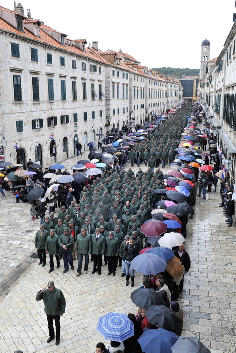 Dubrovnik, 061211.
Svecani mimohod i postrojavanje branitelja grada Dubrovnika iz 1991. godine na Stradunu u sklopu proslave dana Branitelja pred predsjednikom RH Ivom Josipovicem.
Foto: Tonci Plazibat / CROPIX Dubrovnik, 061211.
Svecani mimohod i postrojavanje branitelja grada Dubrovnika iz 1991. godine na Stradunu u sklopu proslave dana Branitelja pred predsjednikom RH Ivom Josipovicem.
Foto: Tonci Plazibat / CROPIX
