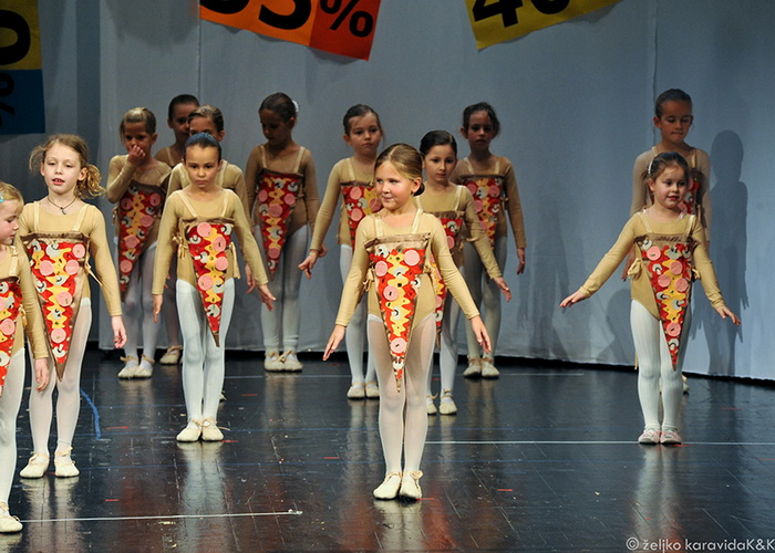 Plesna udruga Gesta: Božićni šoping u SuperOvoj, Foto: Željko Karavida Plesna udruga Gesta: Božićni šoping u SuperOvoj, Foto: Željko Karavida