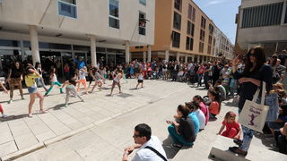 Zadar, 040513.
Plesna udruga Gesta je danas nastupom na Kalelargi najavila zadarski plesni festival in memoriam Nives Simatovic Predovan koji ce poceti 18. svibnja.
Na fotografiji: nastup plesne udruge Gesta.
Foto: Luka Gerlanc / CROPIX Zadar, 040513.
Plesna udruga Gesta je danas nastupom na Kalelargi najavila zadarski plesni festival in memoriam Nives Simatovic Predovan koji ce poceti 18. svibnja.
Na fotografiji: nastup plesne udruge Gesta.
Foto: Luka Gerlanc / CROPIX