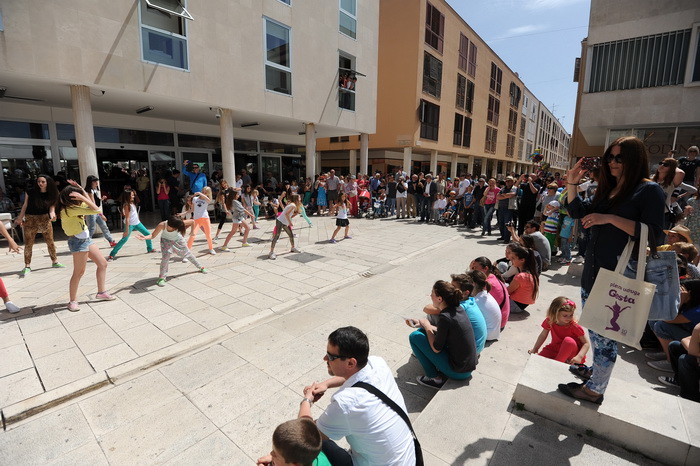 Zadar, 040513.
Plesna udruga Gesta je danas nastupom na Kalelargi najavila zadarski plesni festival in memoriam Nives Simatovic Predovan koji ce poceti 18. svibnja.
Na fotografiji: nastup plesne udruge Gesta.
Foto: Luka Gerlanc / CROPIX Zadar, 040513.
Plesna udruga Gesta je danas nastupom na Kalelargi najavila zadarski plesni festival in memoriam Nives Simatovic Predovan koji ce poceti 18. svibnja.
Na fotografiji: nastup plesne udruge Gesta.
Foto: Luka Gerlanc / CROPIX