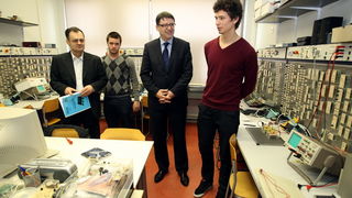 Zadar, 250313.
Ministar znanosti, obrazovanja i sporta Zeljko Jovanovic sa suradnicima boravi u radnom posjetu Zadru. Obisao je Strukovnu skolu Vice Vlatkovica, jednu od najopremljenijih i najinovativnijih strukovnih skola u Hrvatskoj, a domacin mu je bio